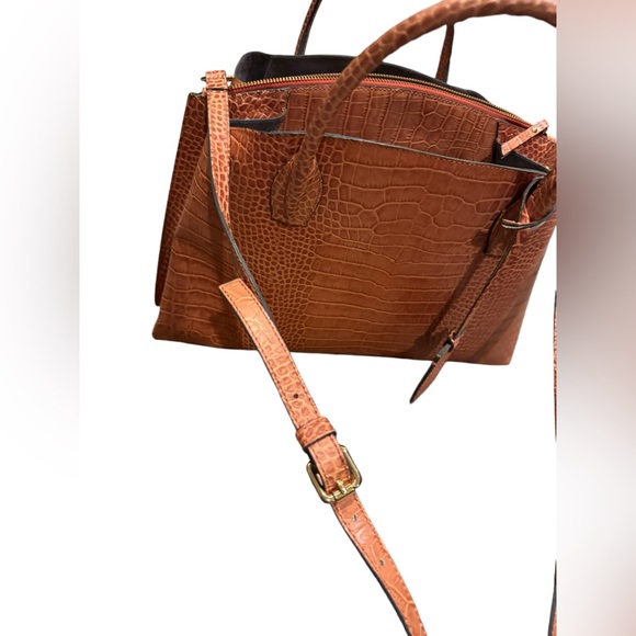 Elegant Brown Crocodile-Embossed Tote Bag - Picture 9 of 15